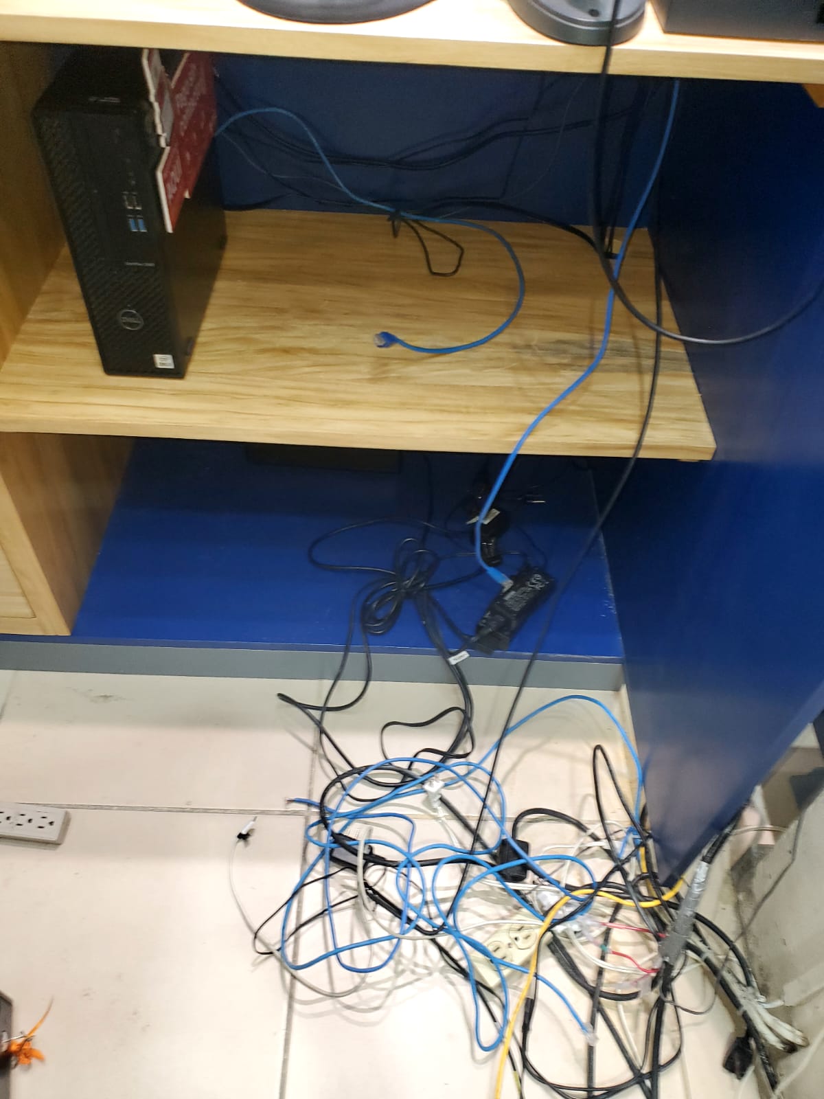 Detalle del desorden de cables debajo del escritorio
